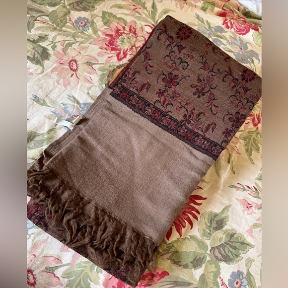 Vintage LORD & TAYLOR Extra Large 40"Wx82"L Wool Wrap Scarf Floral  Quiet Luxury - Picture 6 of 16